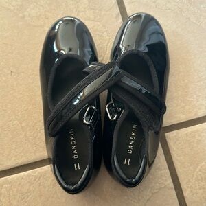 Size 11 girls black tap shoes. Barely worn.